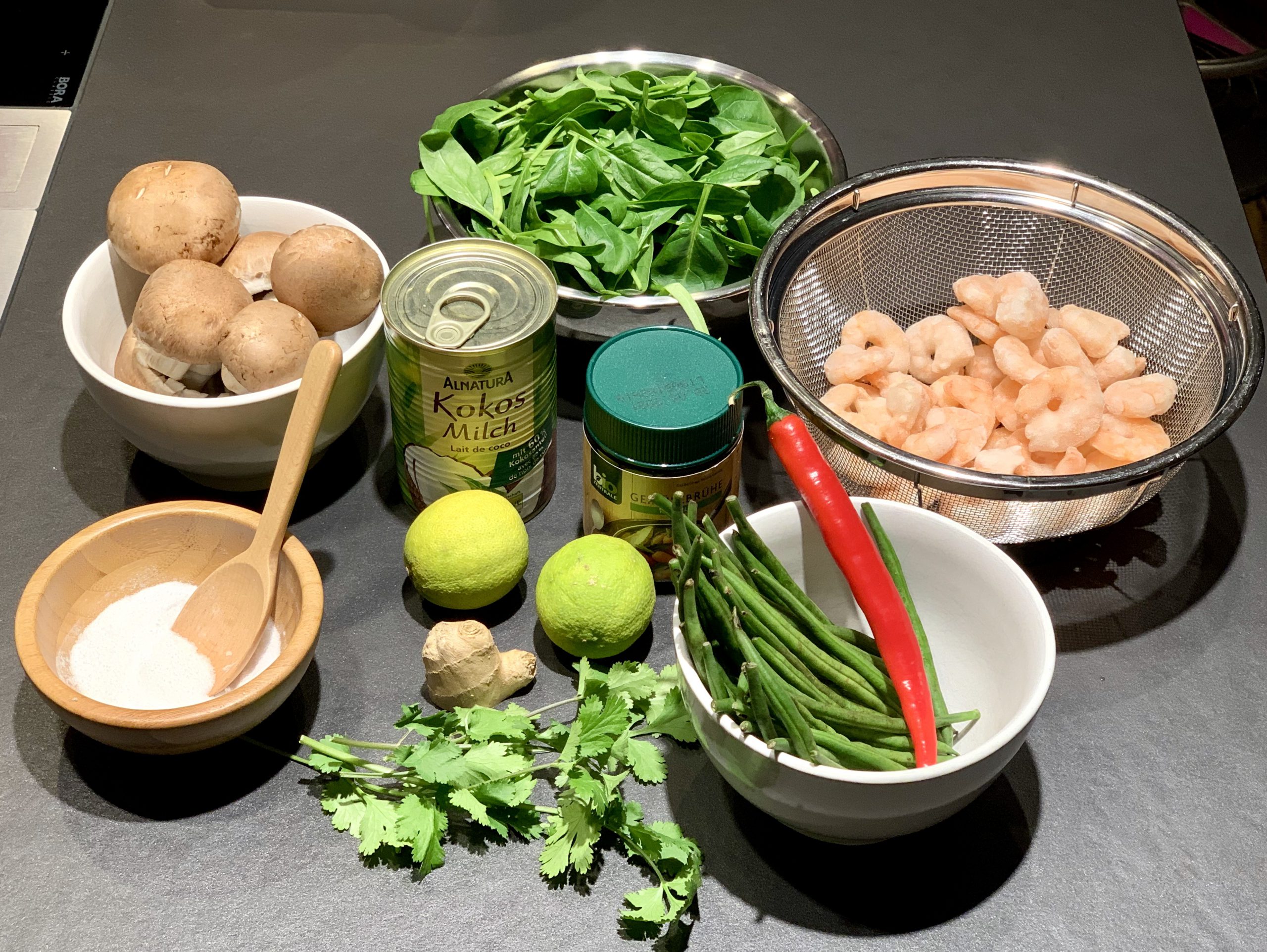 Zutaten für: Spinat-Kokos-Suppe mit Garnelen - keto & pescetarisch
