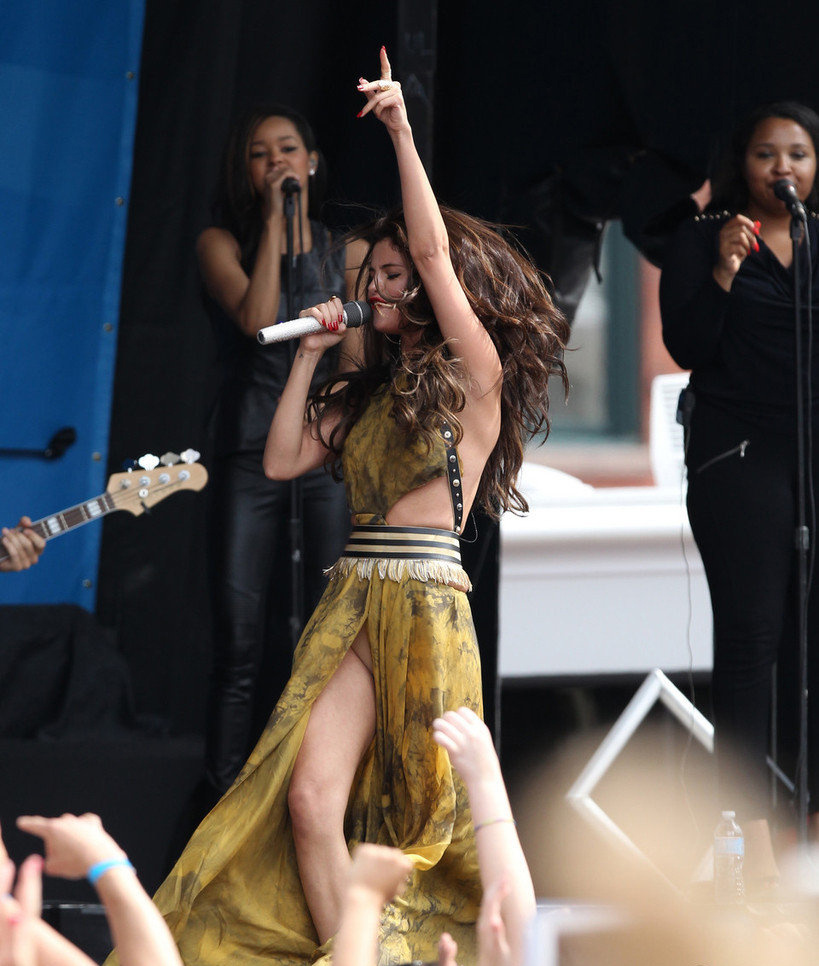 Nesse outro show, um vestido com uma abertura muito grande revelou sua calcinha nude (e muita gente achou que ela estava sem calcinha).