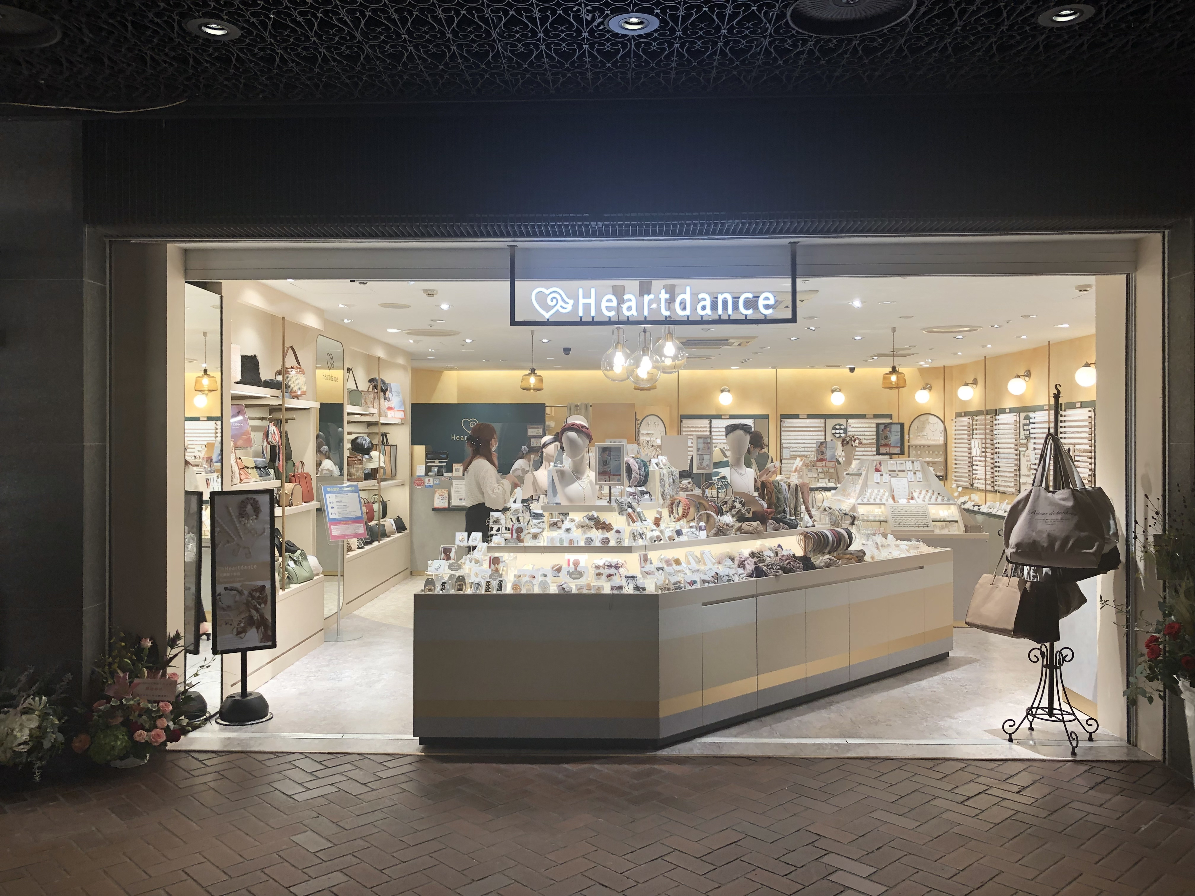 福岡県のアクセサリー・装飾品店の内装デザイン事例（株式会社 スーパースタンダード）