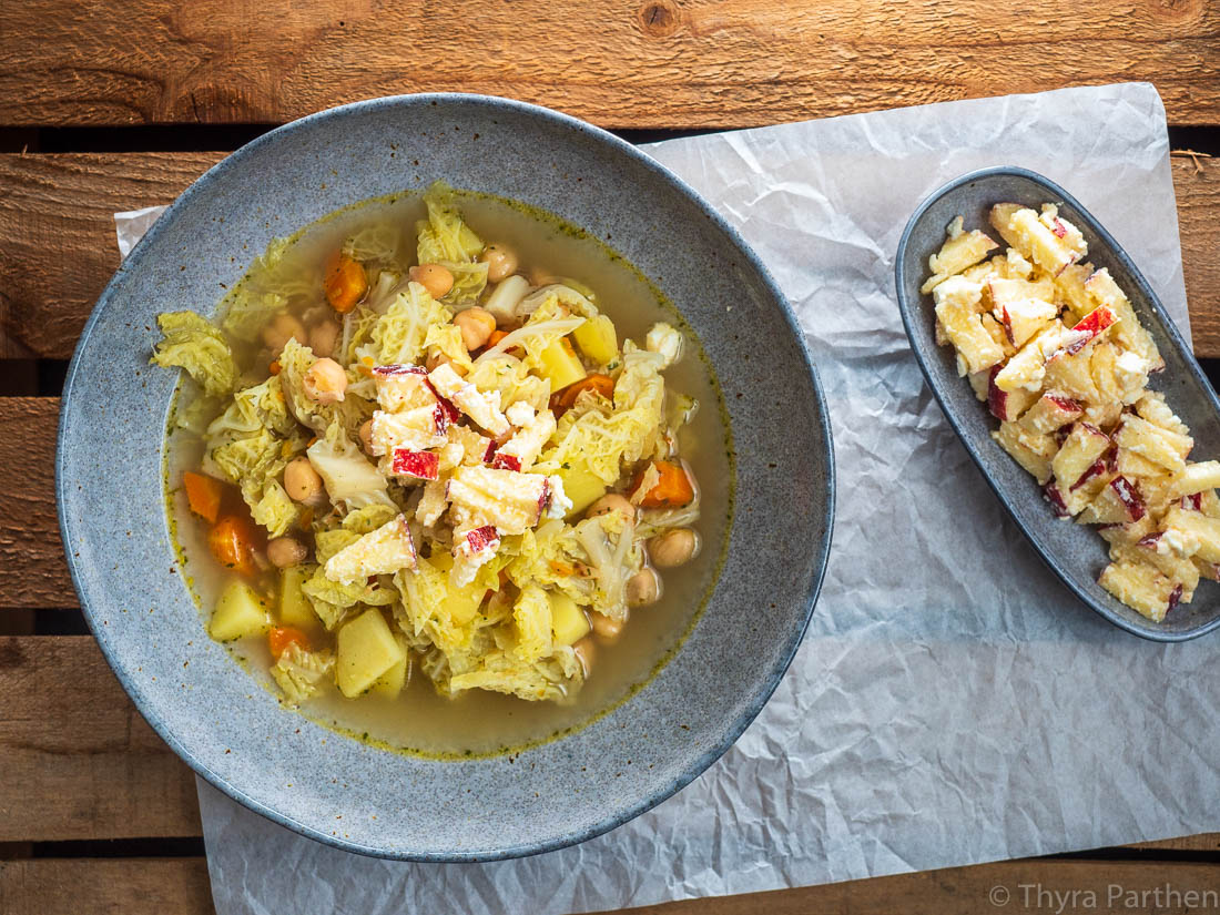 Wirsing-Kartoffel-Topf mit Apfel-Feta-Topping - Suppenblog