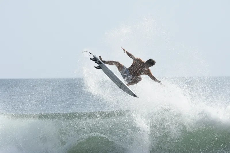 Pro surfer en Playa Venao, Panamá