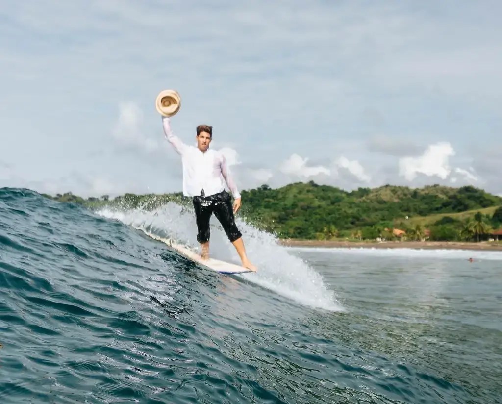 Local surfer de Playa Venao en longboard