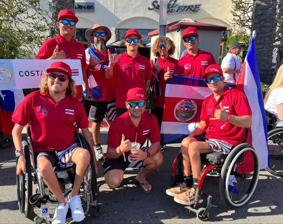 Seleccion nacional de parasurfing 2023 con camisas rojas