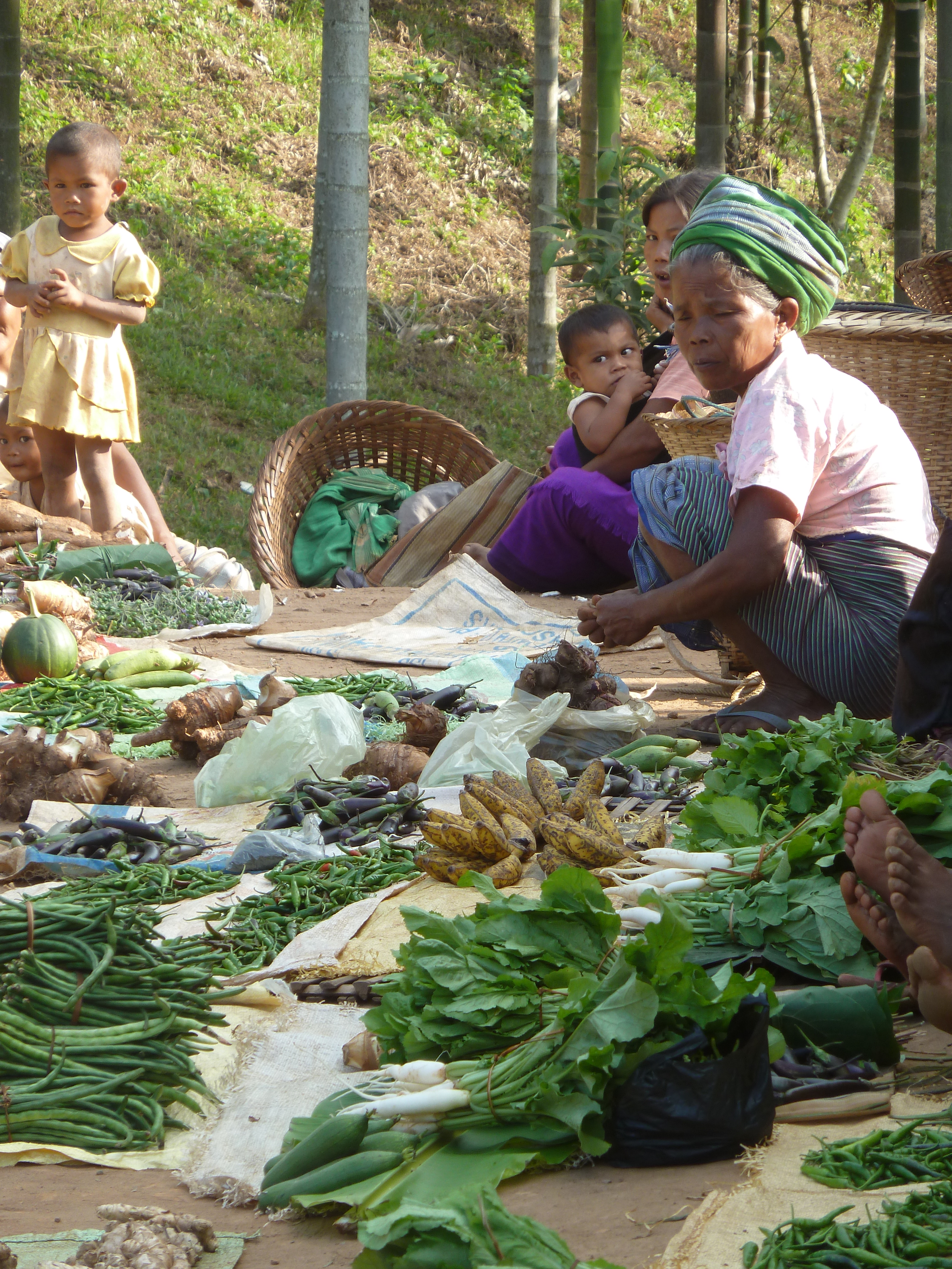 Femmes garo au bord de la route