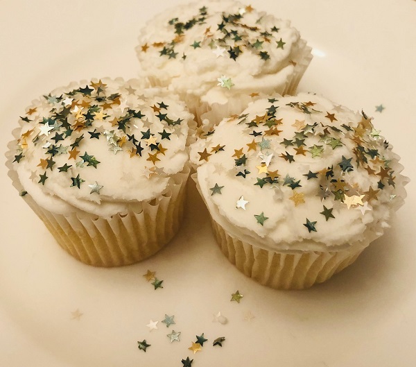 Cake decorating made easy? Add sprinkles and glitter!