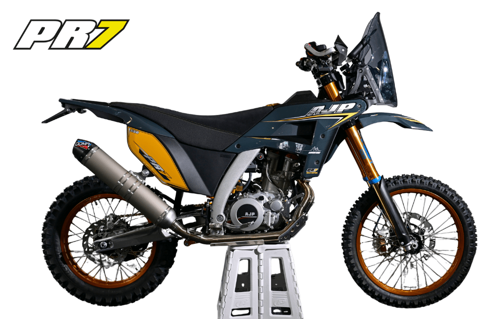 AJP PR7 ADVENTURE GOLD EDITION 2025 – Svartberg – Mótorhjól