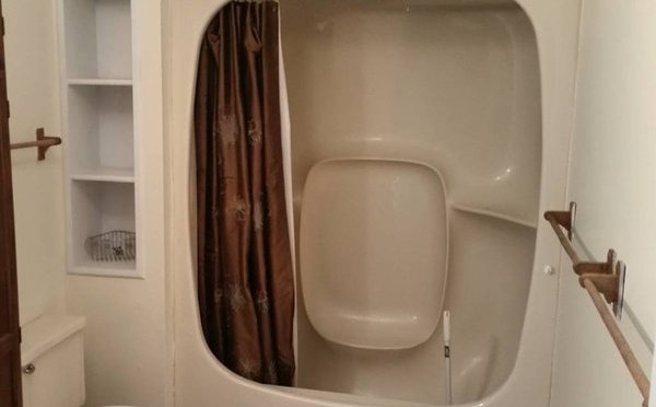 This bathroom looks like it belongs on the 70’s phase of aperture science. #portal #reales… https://t.co/yjH83sNSbn https://t.co/3m3BQcFrWX
