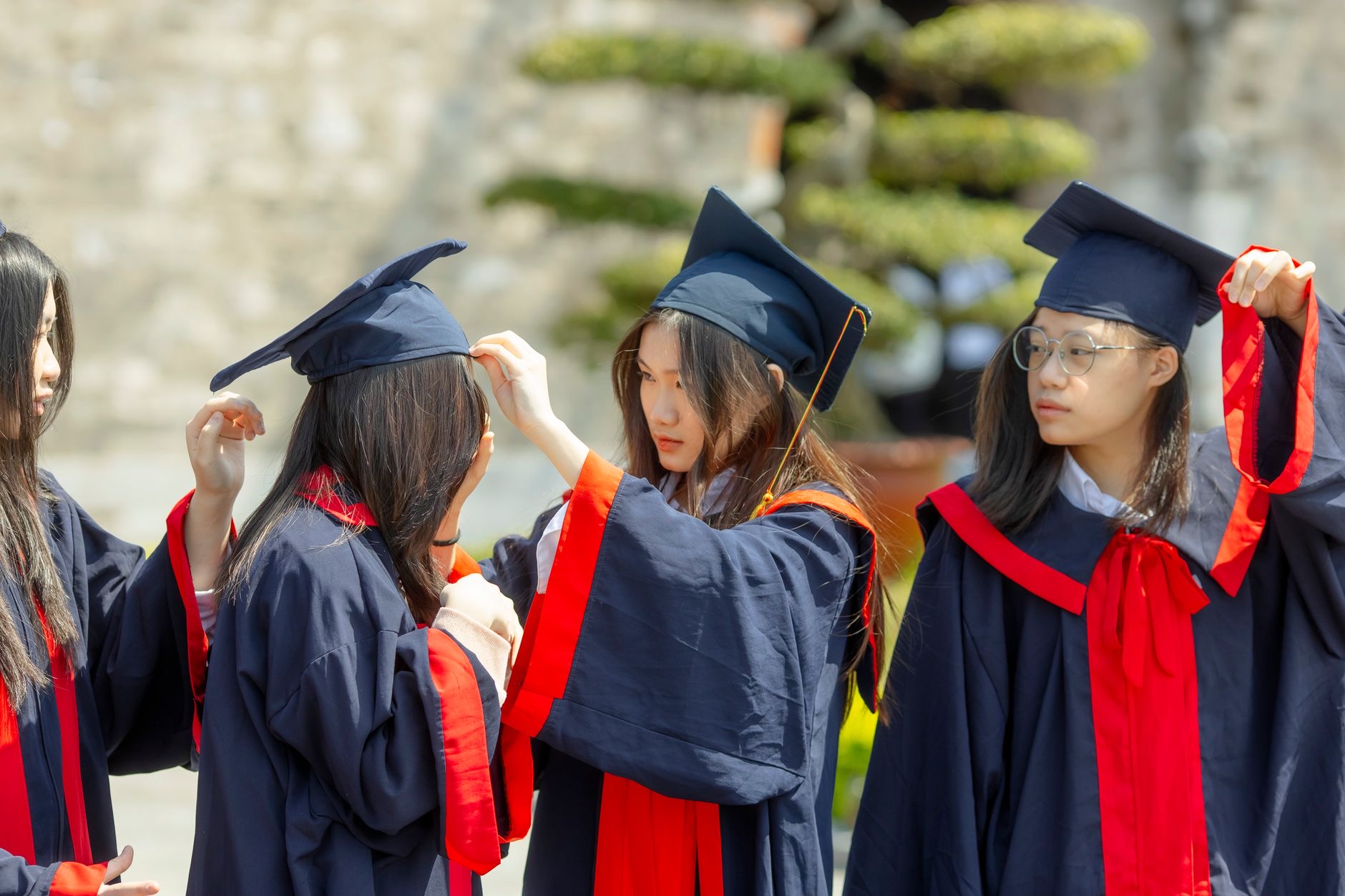 5 Education Stocks in AI’s Blast Radius 3 College students use laptops on a U.S. campus as investors assess how artificial intelligence could reshape education companies and graduate employment.