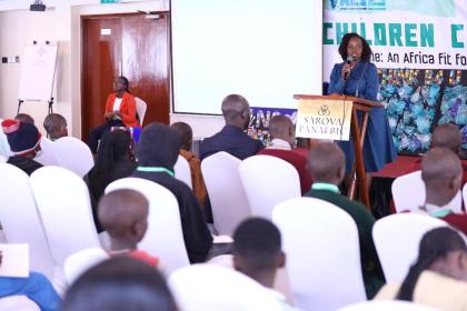 Mkurugenzi wa shirika la Save the Children nchini Kenya na Madagascar, Yvonne Arunga akitoa wasilisho