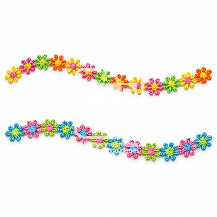 Paquete con 2 Yardas de Florecitas Bordadas