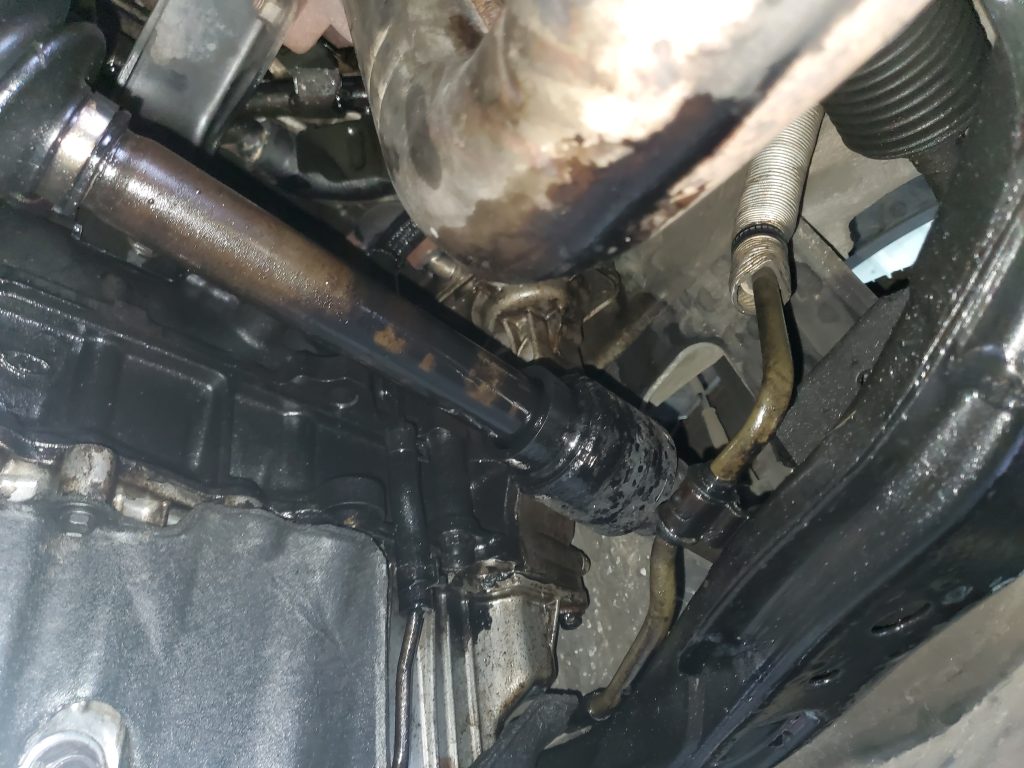機油飛濺到照片上方排氣管