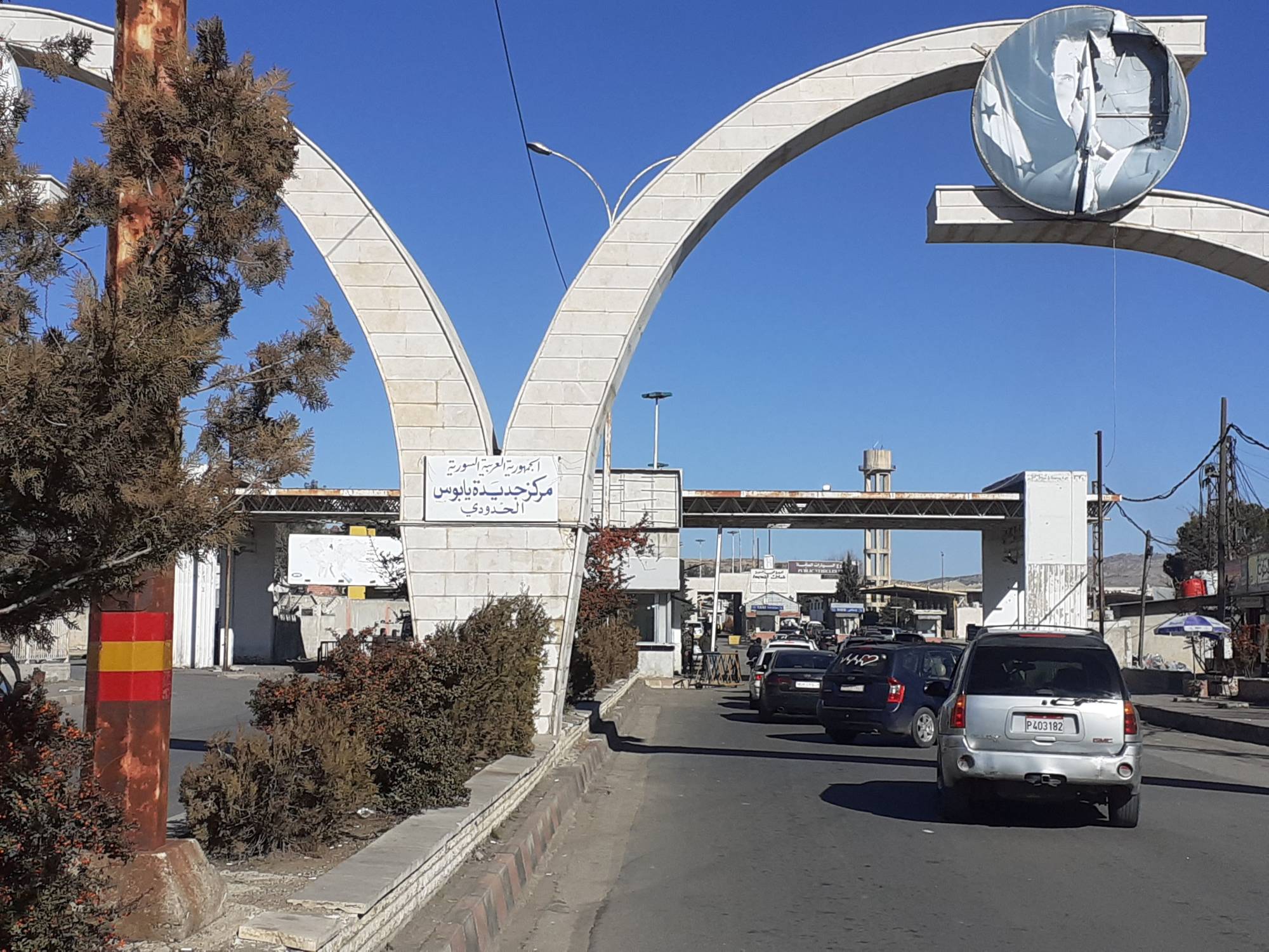 توقف معبر المصنع الحدودي بين لبنان وسوريا.. فما السبب؟