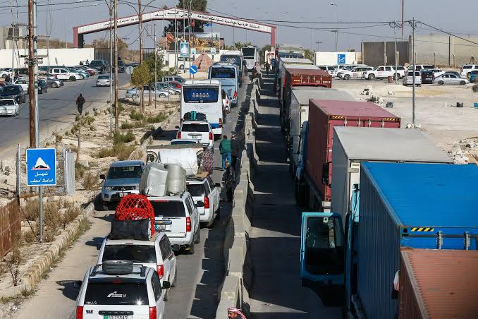 تجارة دمشق تحذر من تداعيات تكدس الشاحنات على الحدود السورية الأردنية