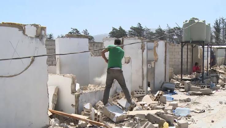 بلدة لبنانية تهدم مساكن لاجئين سوريين قرب الحدود السورية