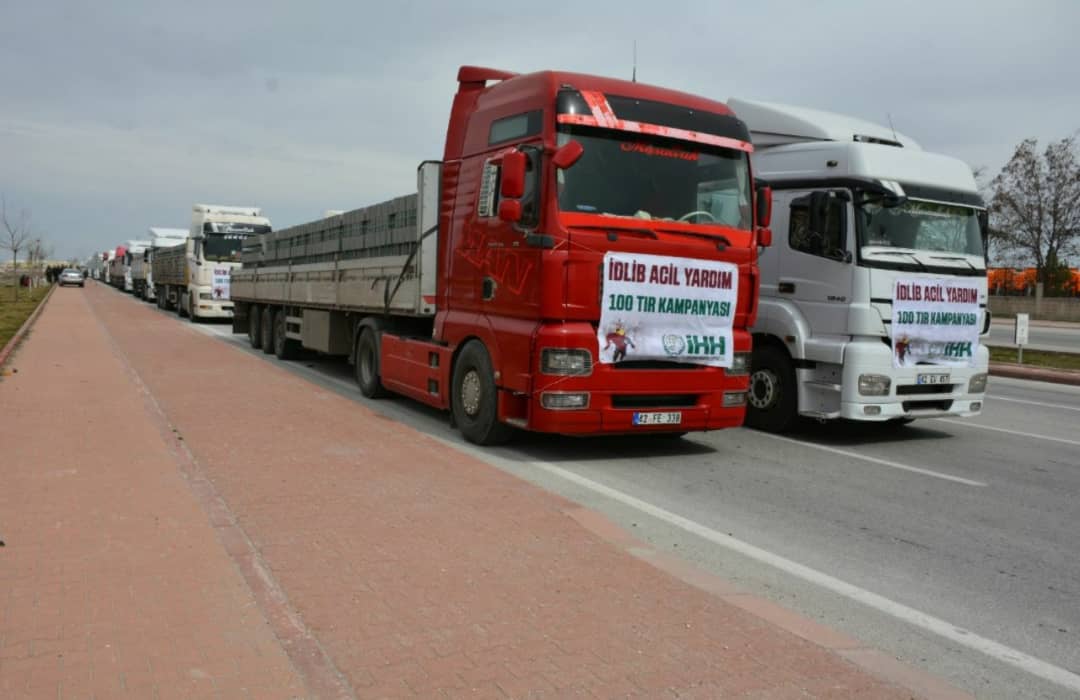 تركيا ترسل عشرات الشاحنات المحملة بمواد بناء لمخيمات اللاجئين في إدلب