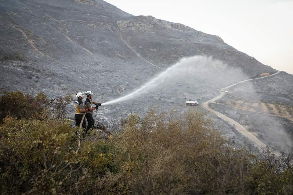 بينها لدغة أفعى وحالات إغماء تحديات كوادر الدفاع المدني خلال إخماد الحرائق غرب إدلب