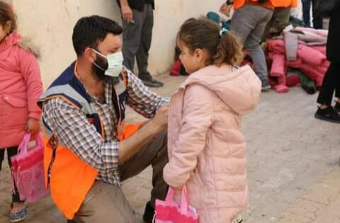 ممثل تركي يزور مخيمات النازحين شمال إدلب