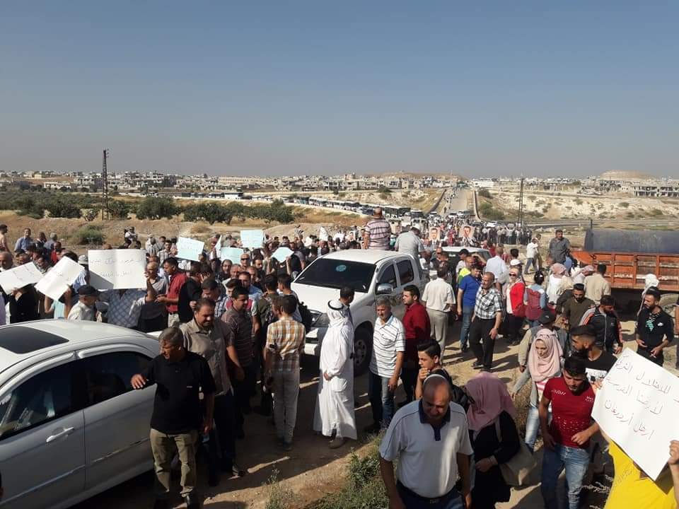 بأوامر حزبية النظام يحشد موظفيه بمسيرة في محيط النقاط التركية لإخراجها