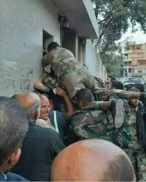 تفاقم أزمة الخبز في معاقل النظام يطال حتى العسكريين