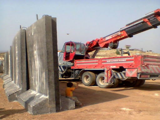 الجيش التركي يزيل جزء من الجدار الفاصل في منطقة حارم لتصريف مياه الأمطار