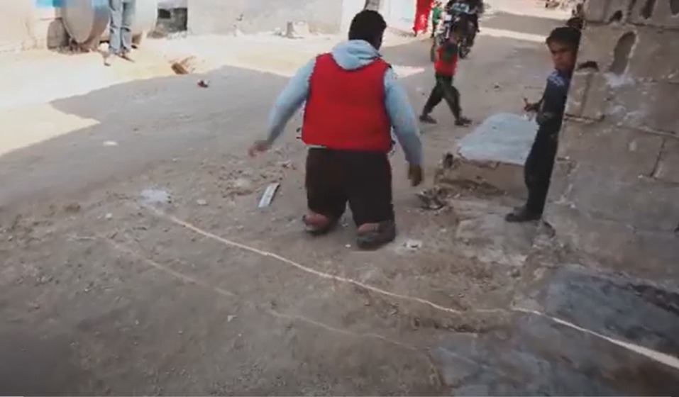 مهجّرٌ من ذوي الاحتياجات يكابد لتأمين قوت عائلته في مخيمات النزوح