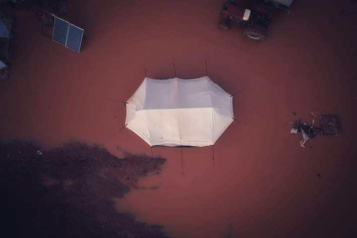 متداول، خيمة وسط بركة من المياه في أحد مخيمات المهجرين إلى ريف إدلب شمالي غربي سوريا