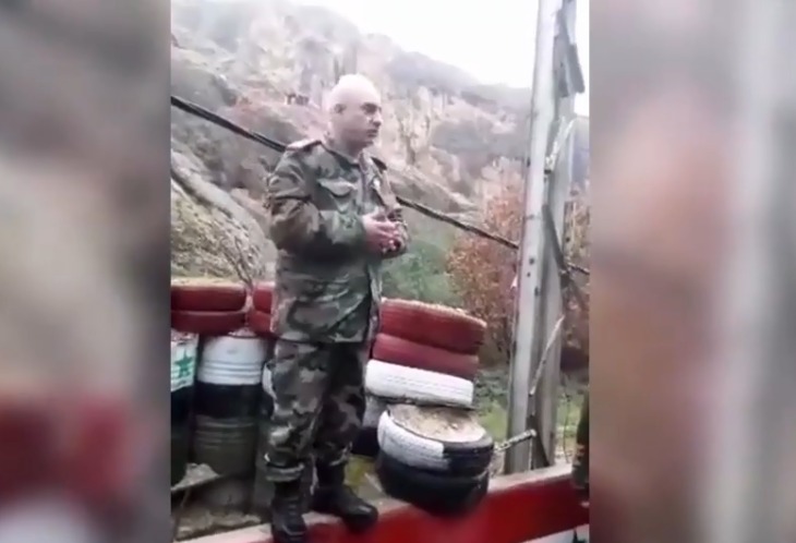 ضابط في الحرس الجمهوري يشمت بالسوريين ويستذكر أحداث حماة كعبرة