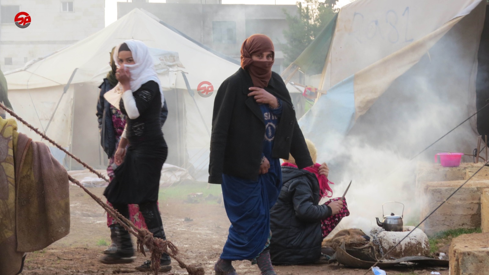 #الشمال_السوري  انعدام مقومات الحياة في #المخيمات يجبر قاطنيها على اللجوء للوسائل البدائية في ظل الشتاء القاسي. عدسة مراسلنا: محمد السلطان