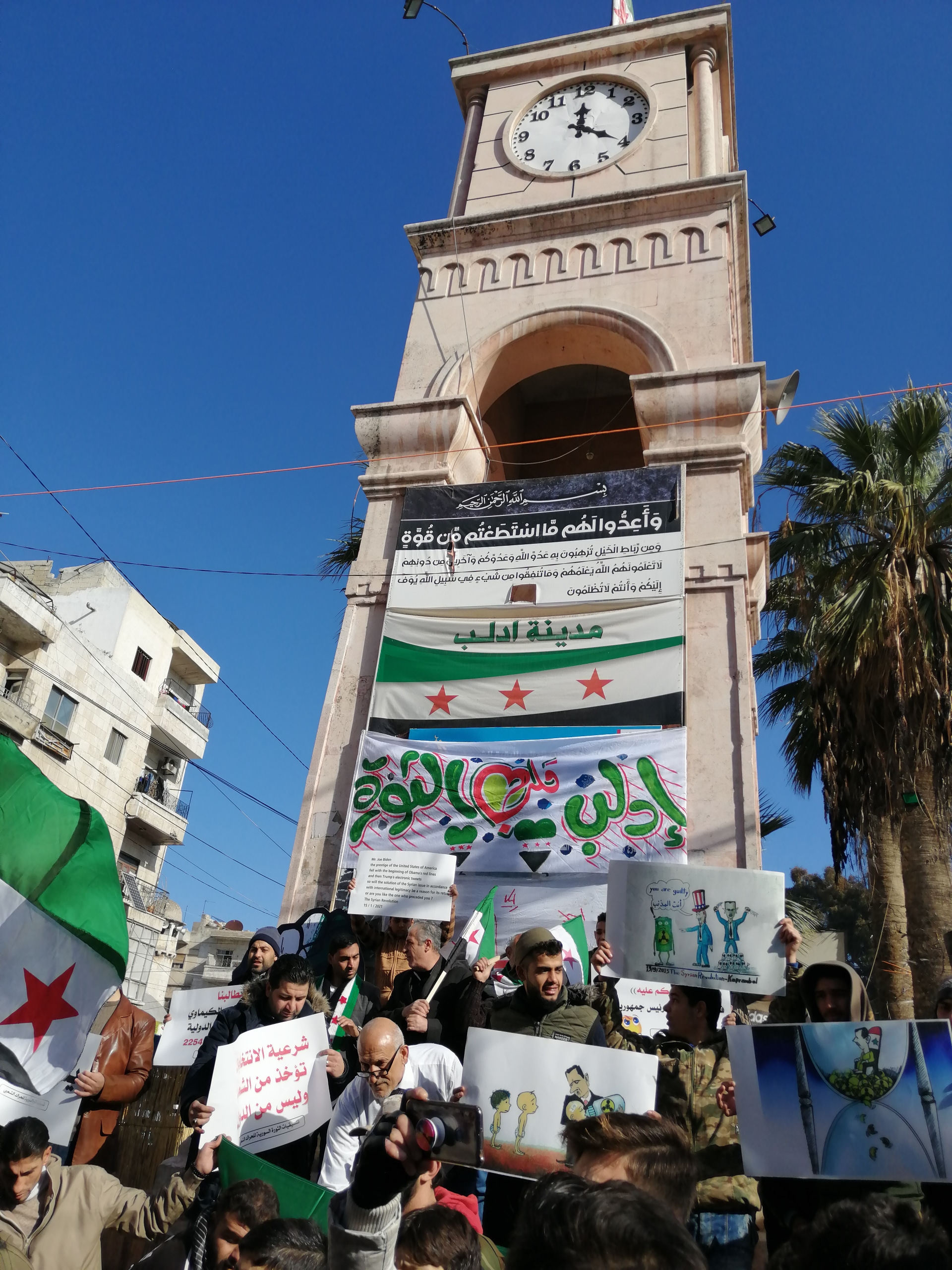 #عاجل  مظاهرة في #إدلب تنادي بتطبيق #قرار_2118 تصوير اسكندر الحسين