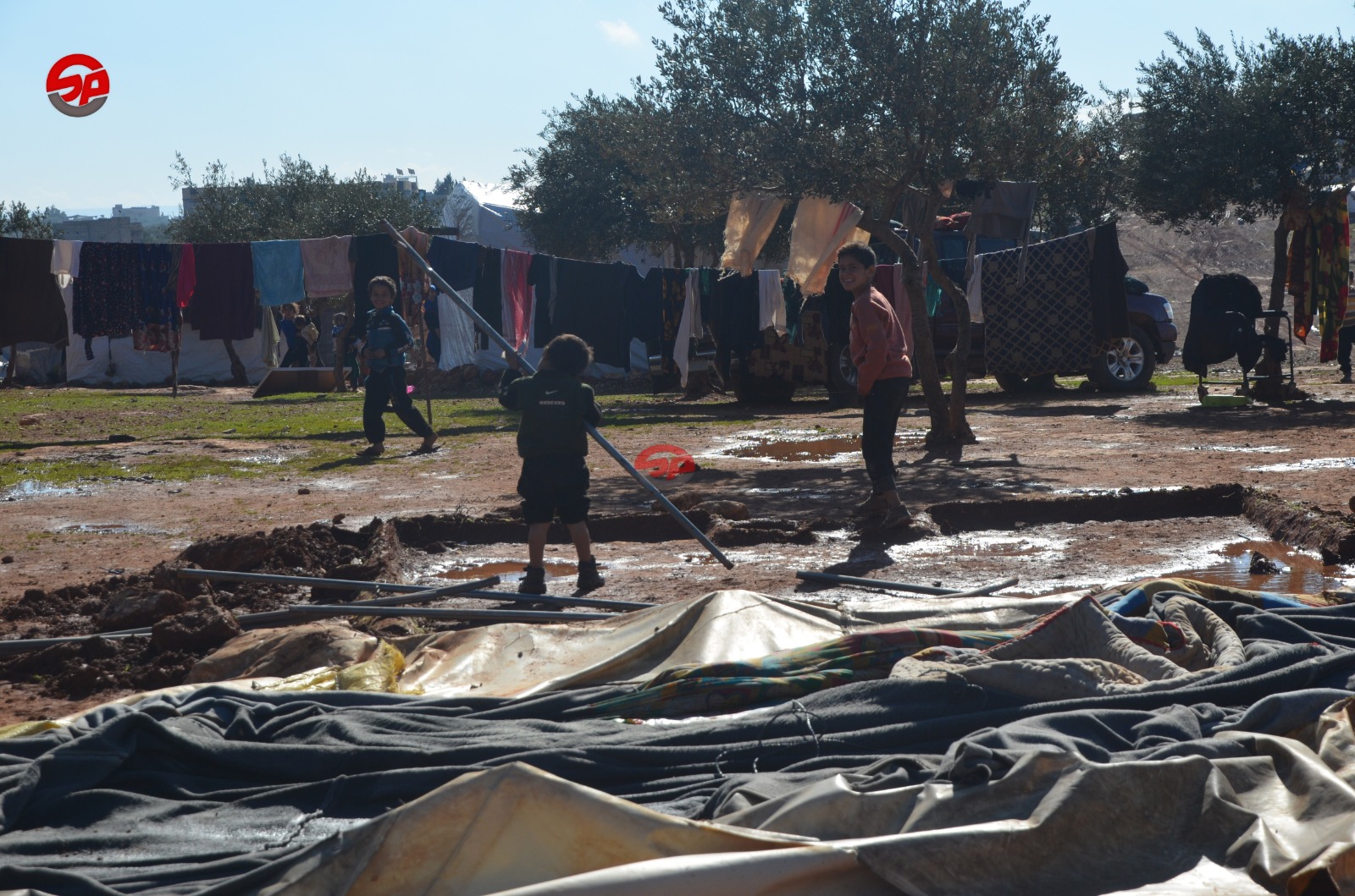 عاصفة مطرية هوائية تقتلع خيماً للنازحين في ريف #إدلب #مخيم_الراعي  بعدسة: عبد الباسط أبو دعيمس