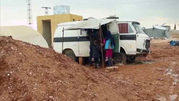 لا أنتظر معوناتٍ من أحد اتخذت من سيارتي دكاناً صغيراً في المخيم!! …