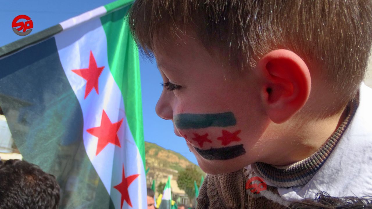 على خدودهم النقية علم #الحرية ، أطفال #الثورة اليوم، أبطال التغيير والتحرير غدا ،  نحن لا نستسلم نثور أو نموت. بعدسة: أحمد جعجع