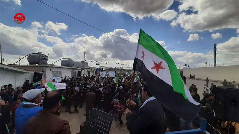 لليوم الخامس على التوالي  مظاهرات في مدن وبلدات شمال وشمال غرب سوريا  في #الذكرى_العاشرة_للثورة_السورية صور من مظاهرة معبر #باب_السلامة  اليوم الجمعة 19\3\2021 بعدسة: أحمد جعجع