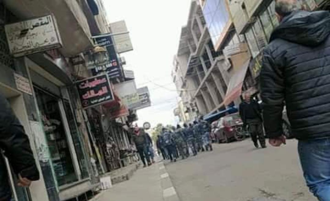 استنفار وانتشار أمني في الساحات العامة أقصى جنوب سوريا.. فما السبب؟