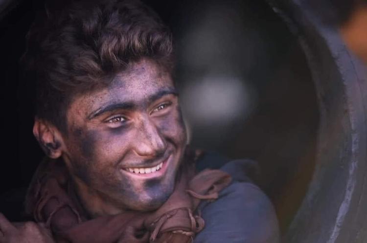 تفاعل مع شاب سوري ينشد داخل حراقة بدائية للنفط بريف حلب