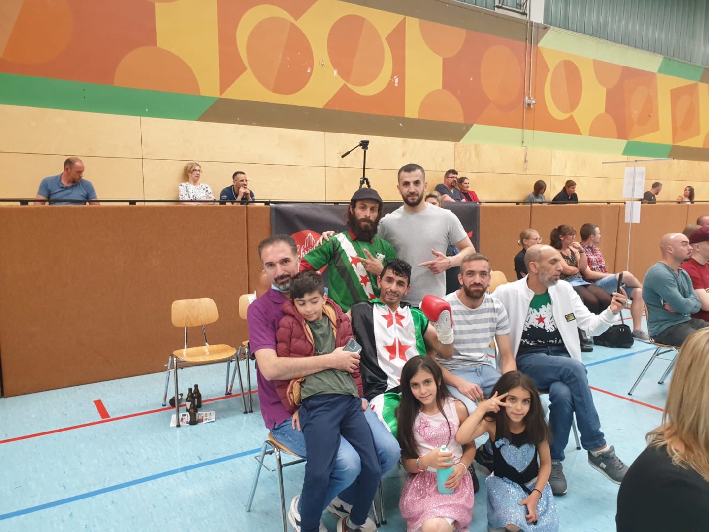 انشق في 2012...ملاكما حقق انتصارات في أسيا وأوربا وأخرها بطلاً للاحتراف مرتدياً علم الثورة السورية