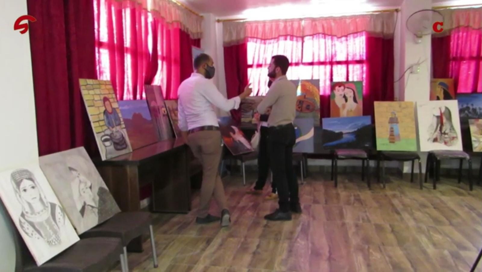 بعنوان "مجتمعنا واحد" شابات متطوعات في مدينة عفرين يقمن معرضا من 40 لوحة عن تراث سوريا ..