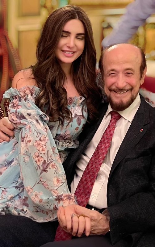 أول ظهور لرفعت الأسد بعد هربه من فرنسا إلى مناطق سيطرة النظام، وتظهر معه حفيدته، ابنة دريد الأسد.