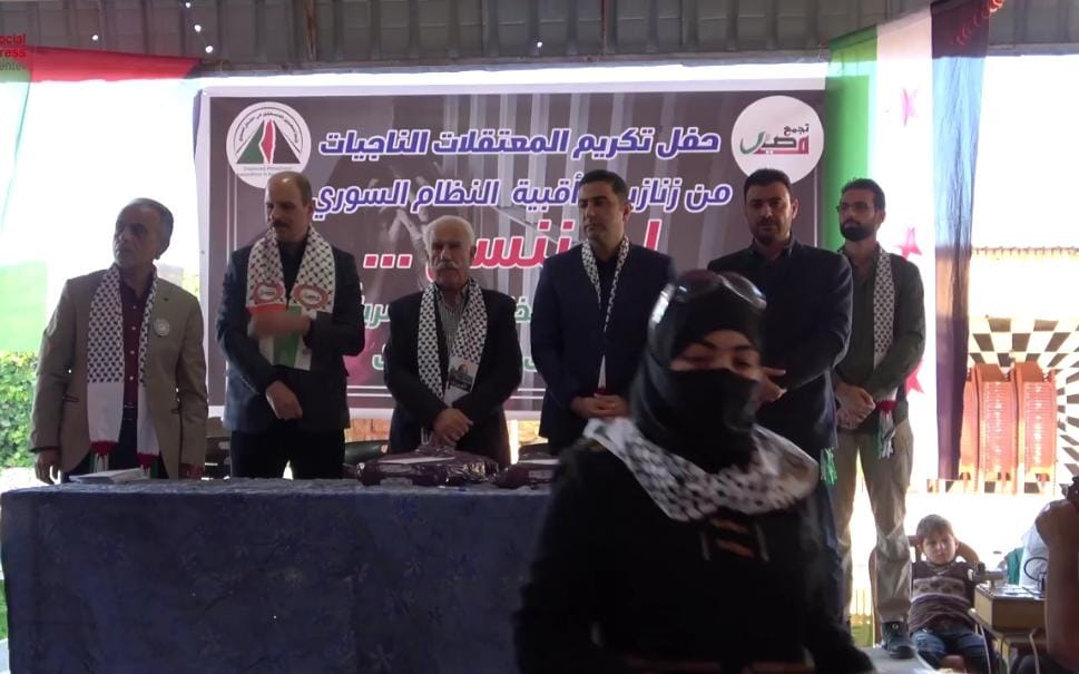 معاناة إحدى الناجيات من معتقلات النظام وحديثها عن أوضاعهم التعسفية بعدم مساعدتهم ودعمهم..