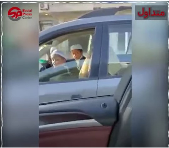 طفل بعمر 11 عام يقود سيارة