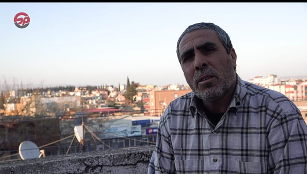 يحفر أبو قصي على الزجاج ويصمم مجسمات مشابهة لتراث قريته حوارين الواقعة بريف حمص الشرقي