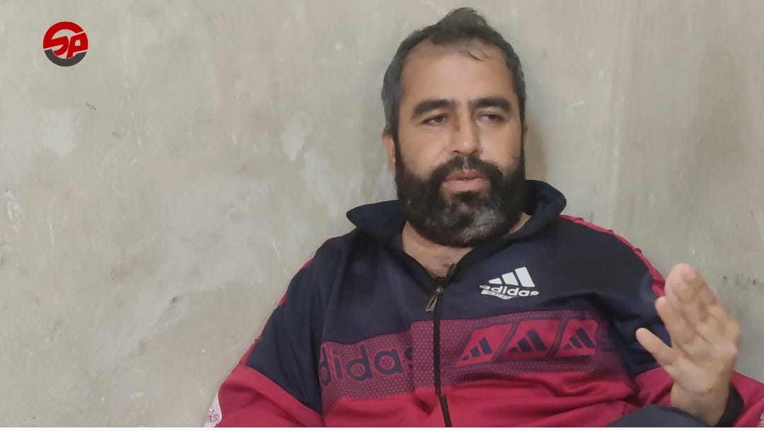 أبو صطيف مهجر من معرة النعمان ويقيم في شمال غرب إدلب يعاني من شلل رباعي، و يأسف لحال  أطفاله الذكور الذين تركوا تعليمهم لأجل العمل