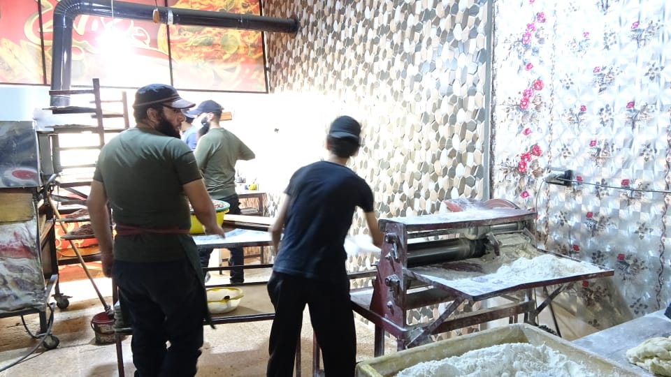 أبو أسامة مهجر من حمص نقل مهنته في تحضير الفطائر وخاصة لحم بعجين إلى مناطق ريف #إدلب الشمالي،