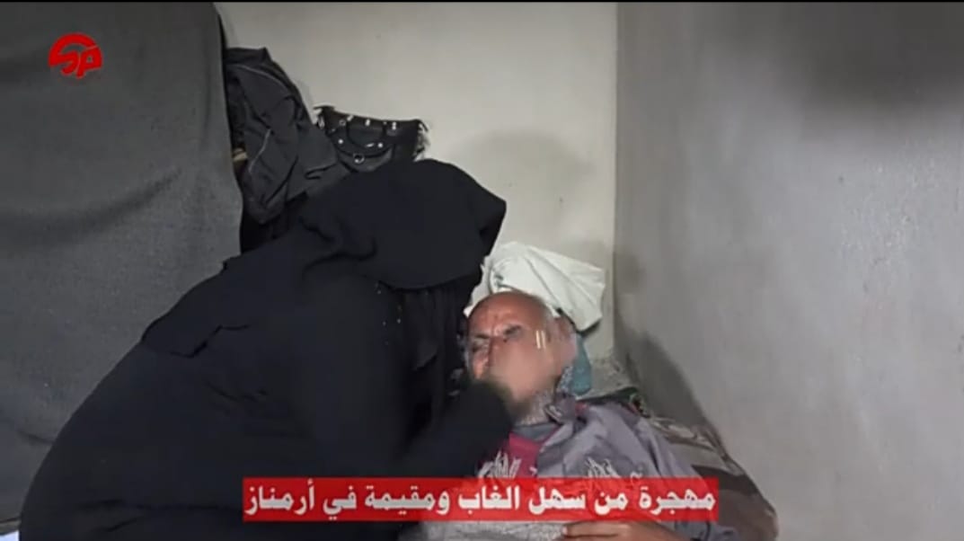 نجلاء الحسين مهجّرة من سهل الغاب مقيمة في مدينة أرمناز تبلغ من العمر 41 عام تعمل طيلة النهار والليل بخدمة والدها وعمها وعمتها