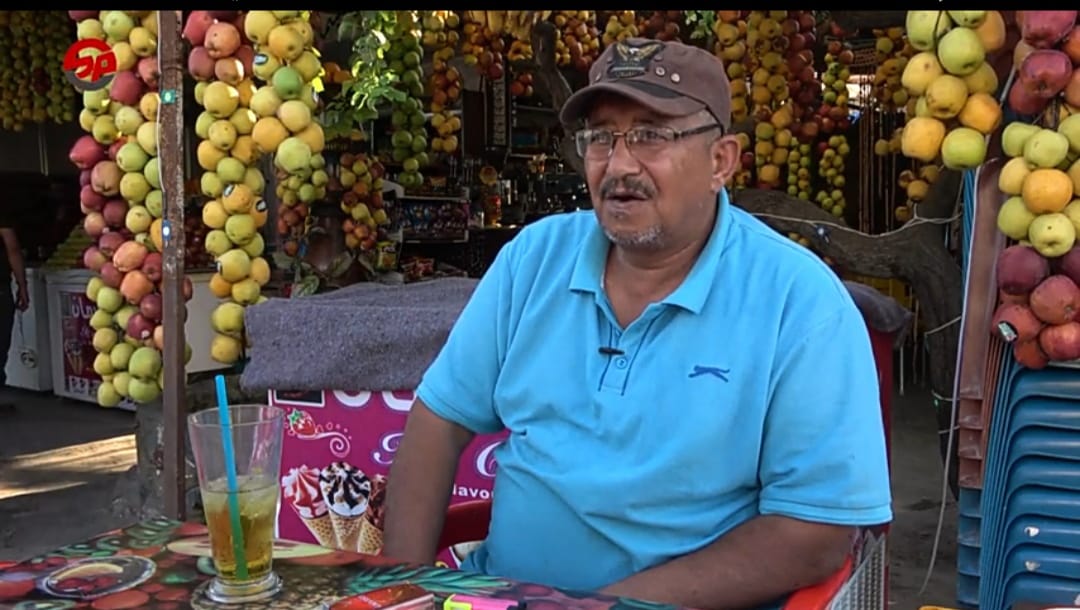 طريقة مميزة في تحضير الكوكتيلات الطبيعية من الفواكه في مدينة إدلب