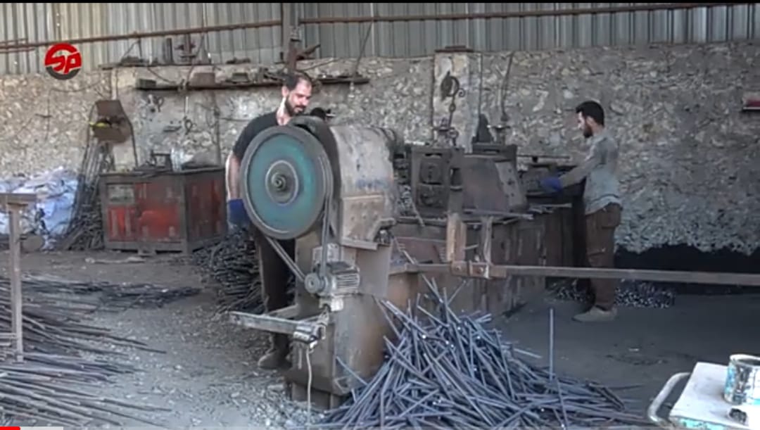 مركز درفلة #الحديد_الخام وإعادة تدويره بعد حرقه بأفران حرارية وقصه عبر آلات تزخرف قضبان الحديد بطرق #يدوية لتستخدم في صناعة الأبواب والنوافذ المنزلية..