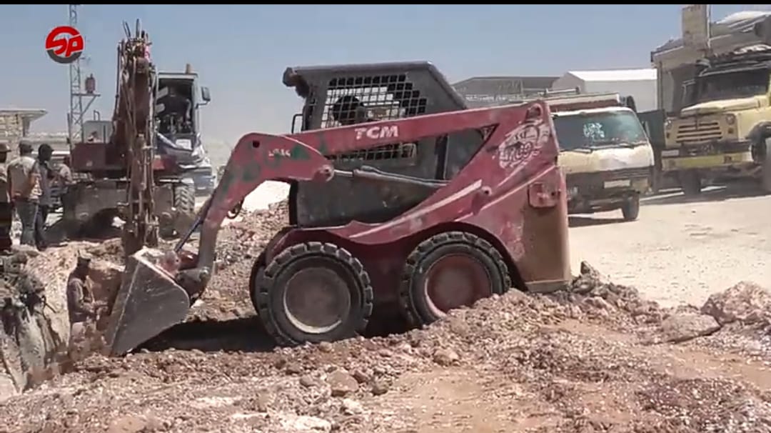 مد شبكة صرف صحي في الطرق الرئيسة الواصلة لتجمع المخيمات في منطقةدير_حسان و قاح بريف إدلب الشمالي، وازدياد نسبة الخدمات بشق الطرق ومد شبكات مياه وصرف صحي نتيجة التوسع السكاني في الشمال #السوري..