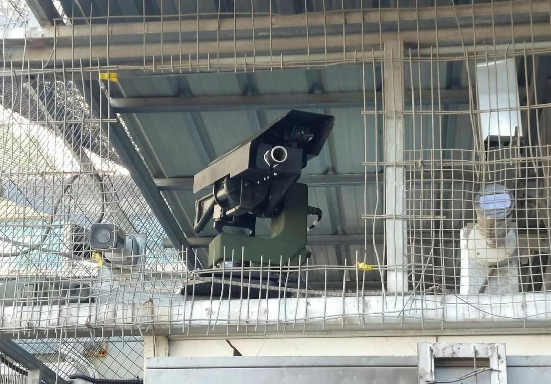 قوات الاحتلال الإسرائيلي تنصب “سلاحاً آلياً” يطلق الرصاص على الفلسطينيين