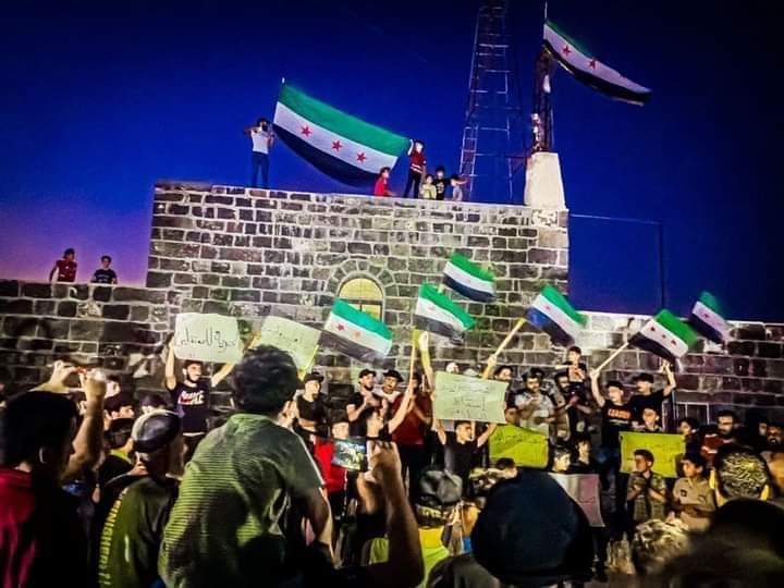 مظاهرات حاشدة في الجنوب السوري تطالب بإسقاط النظام