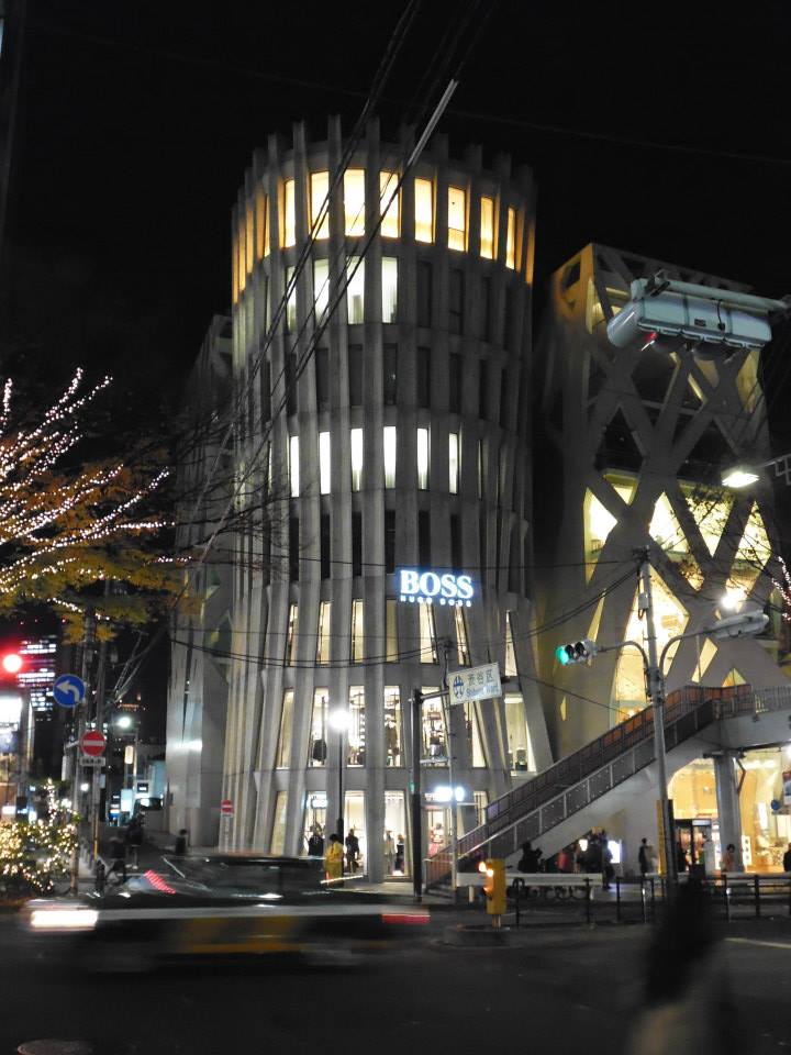 nowootwarty (w maju br.) budynek Hugo Boss, Omotesando